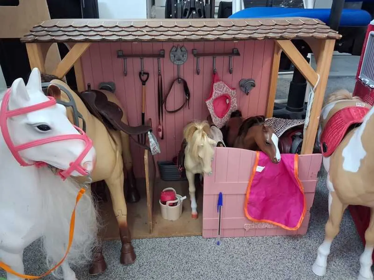 Toy stables, horses and accessories - Image 1