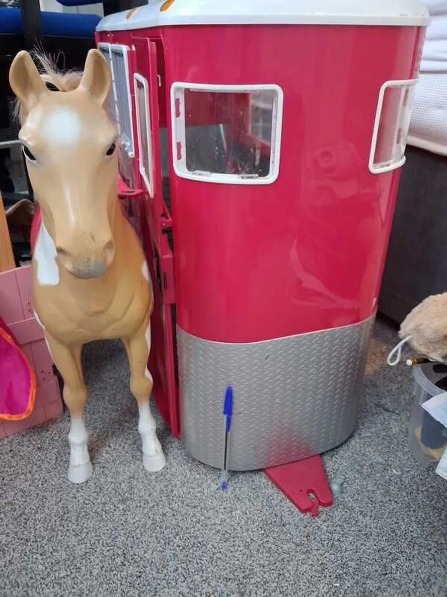 Toy stables, horses and accessories - Image 2