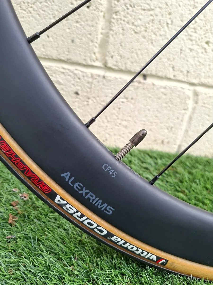 Focus Izalco Max 8.7 Carbon Road Bike - Image 2