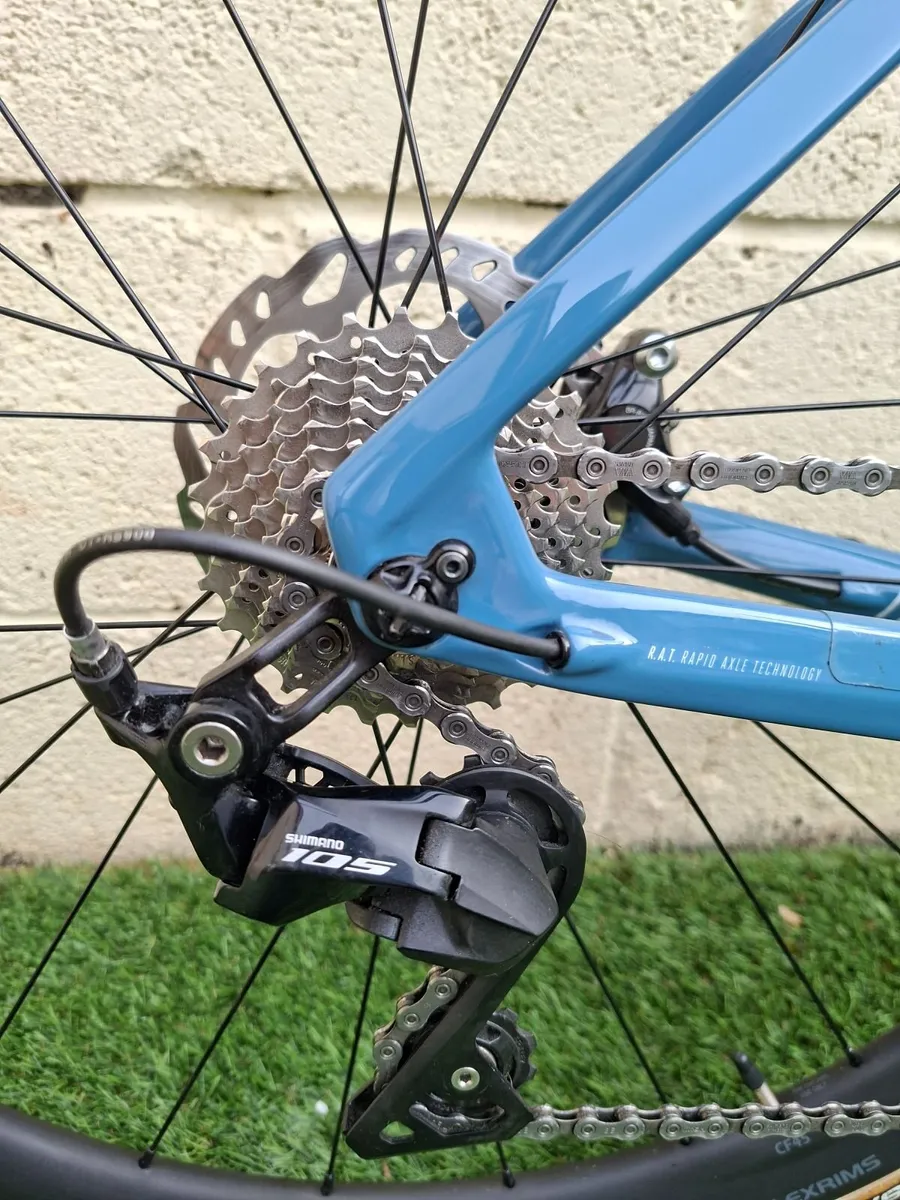 Focus Izalco Max 8.7 Carbon Road Bike - Image 3