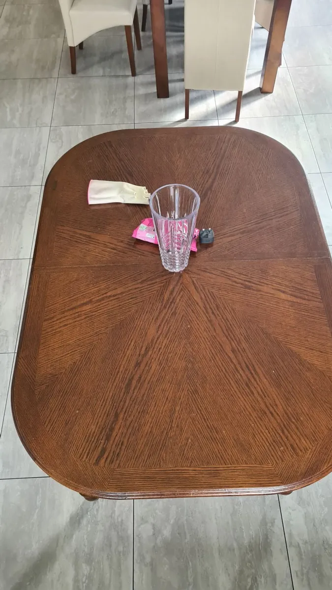 Table and chairs - Image 1