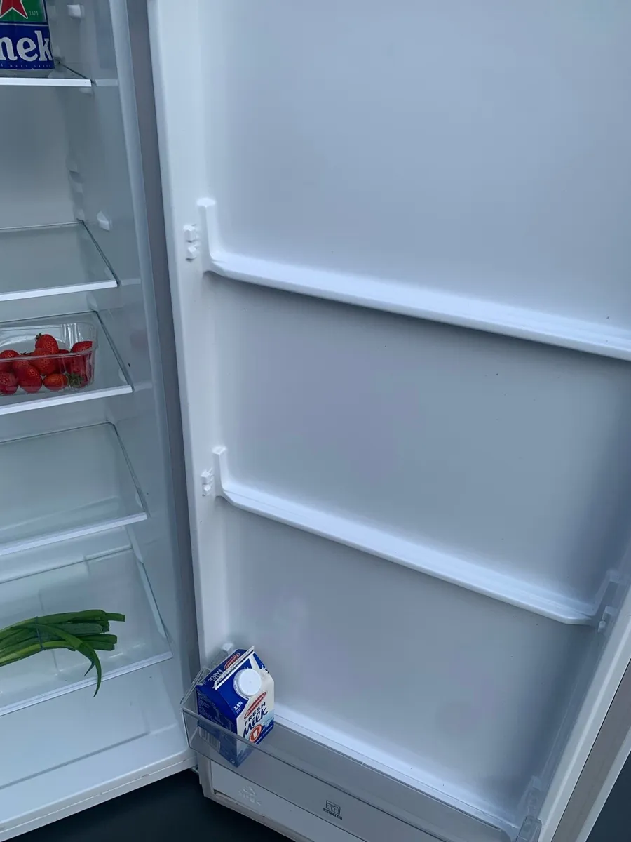 Fridge. - Image 2