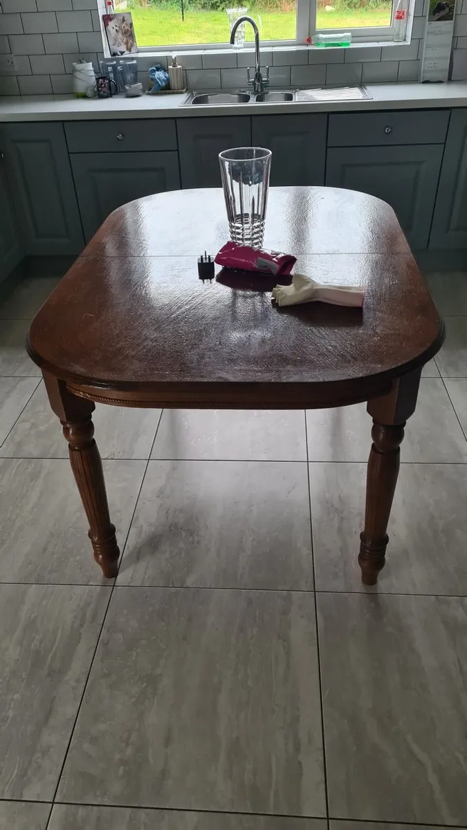 Table and chairs - Image 2