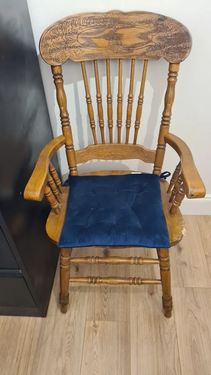 Table and chairs - Image 3