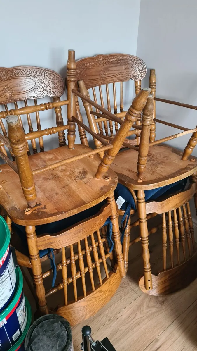 Table and chairs - Image 4
