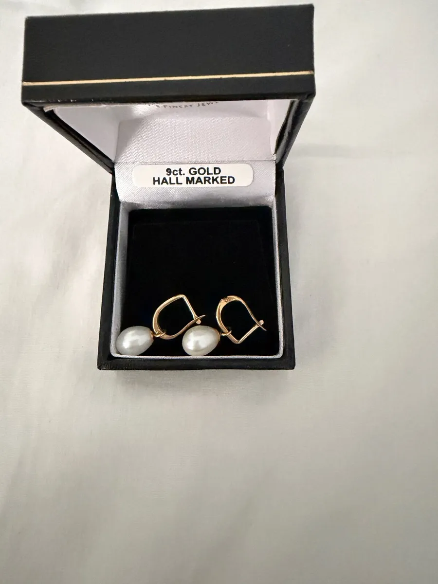 9ct gold freshwater pearl earrings and watch - Image 3