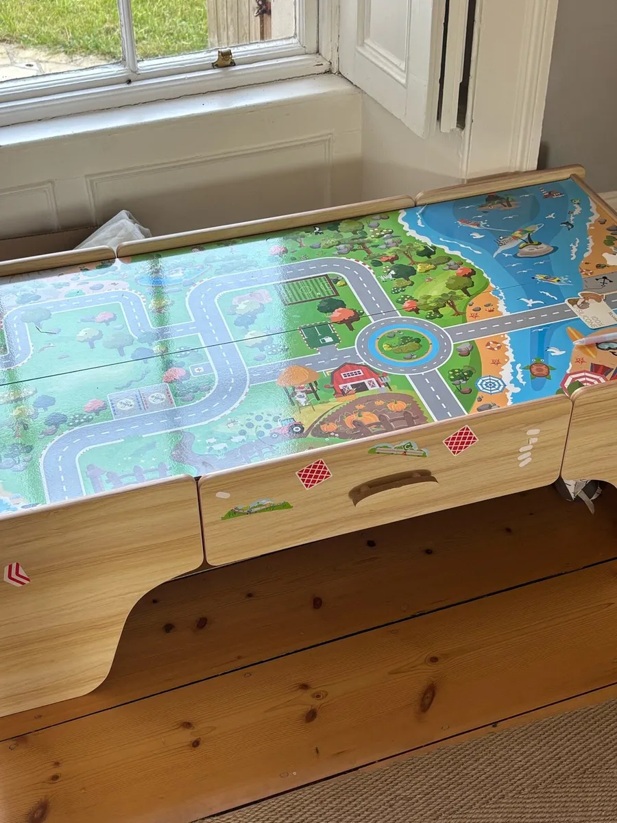 Train set table and pieces
