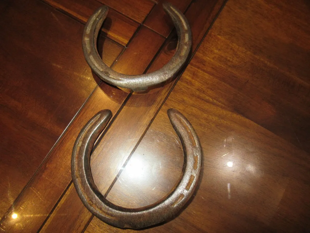 antiques vintage horse shoes tools axe cottage pub - Image 4