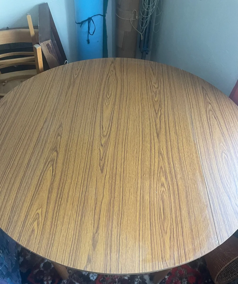 Table and chairs - Image 1