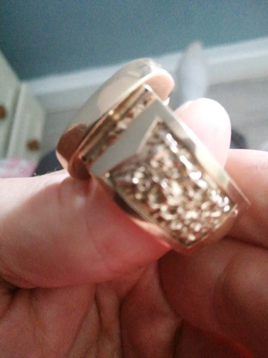 Gold ring - Image 1