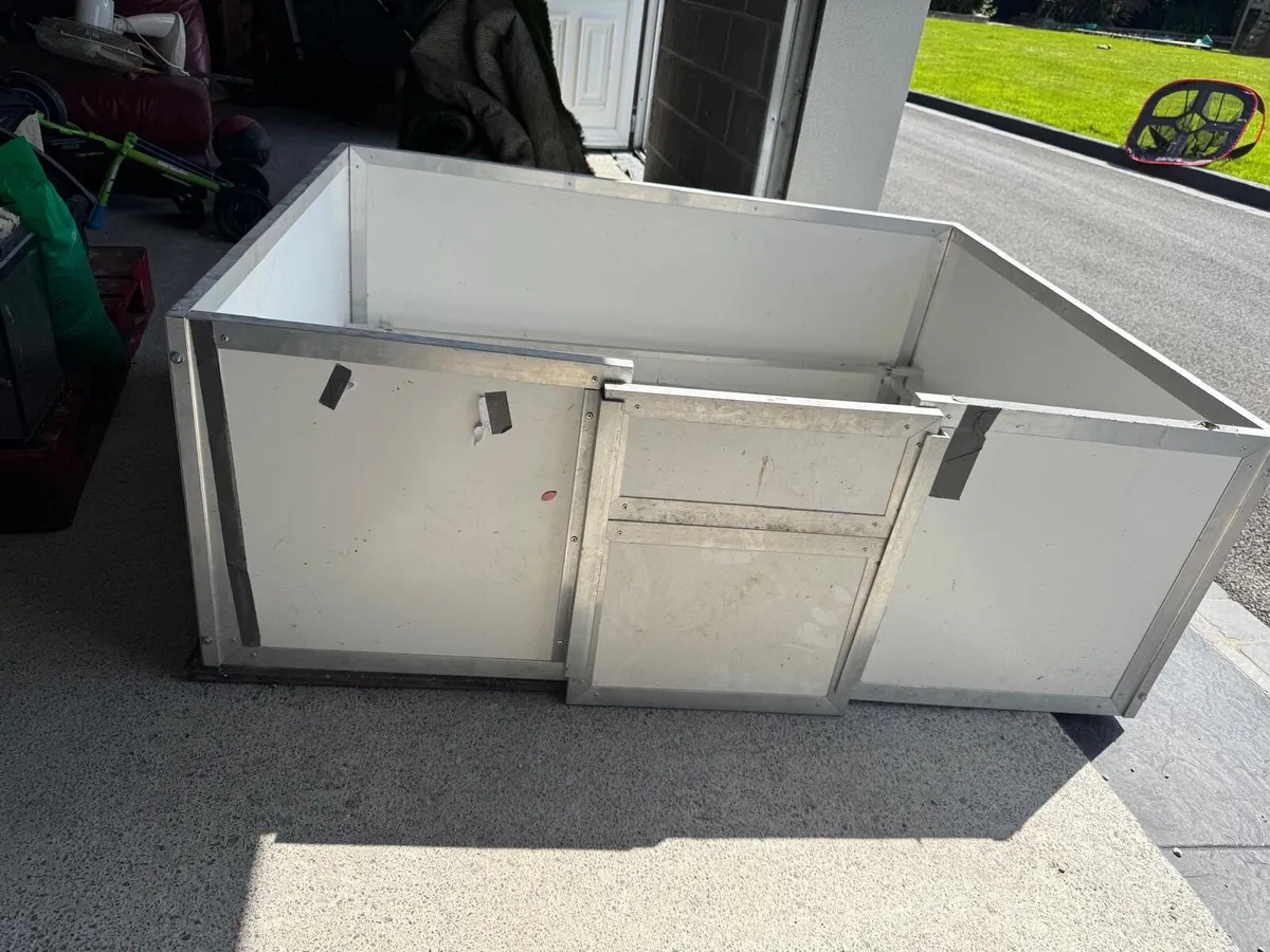 Whelping box