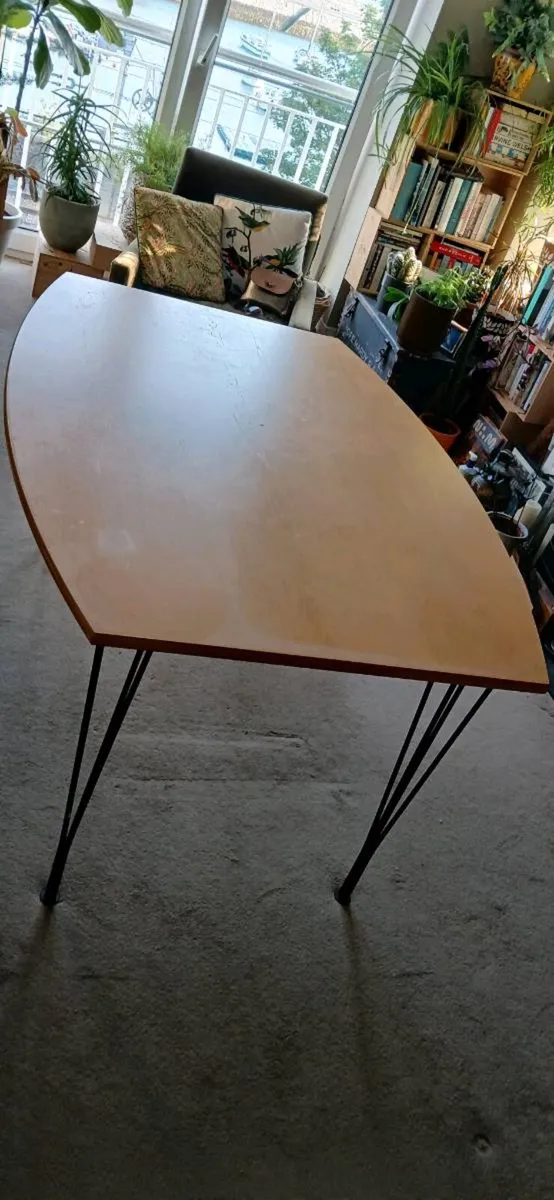 Dining Table and 6 x chairs - Image 1