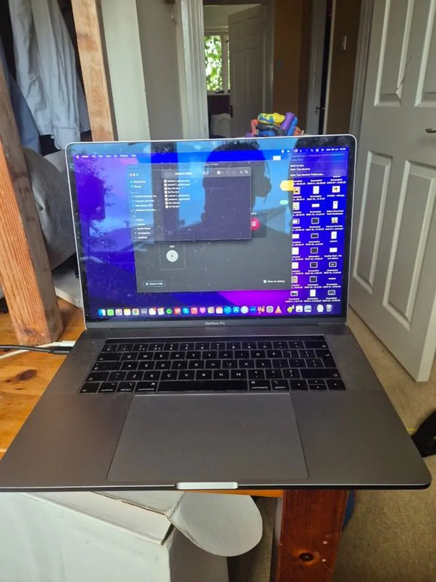 MacBook Pro 15,1/i7-8750H/16GB Ram/256GB SSD/Touch Bar/555x/15" RD/B - Image 1