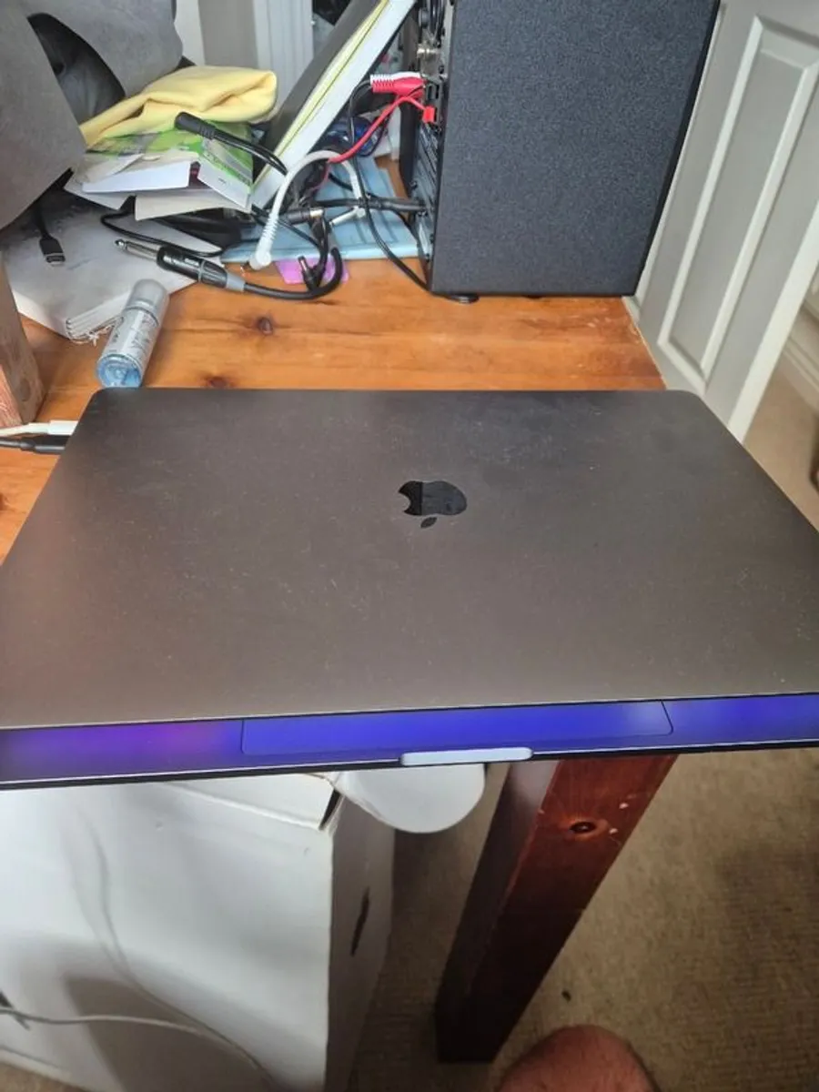 MacBook Pro 15,1/i7-8750H/16GB Ram/256GB SSD/Touch Bar/555x/15" RD/B - Image 2