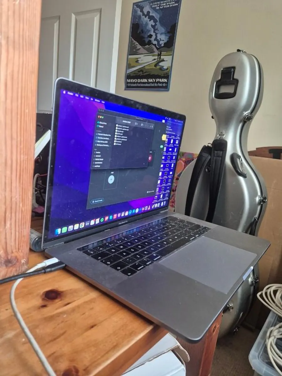 MacBook Pro 15,1/i7-8750H/16GB Ram/256GB SSD/Touch Bar/555x/15" RD/B - Image 3