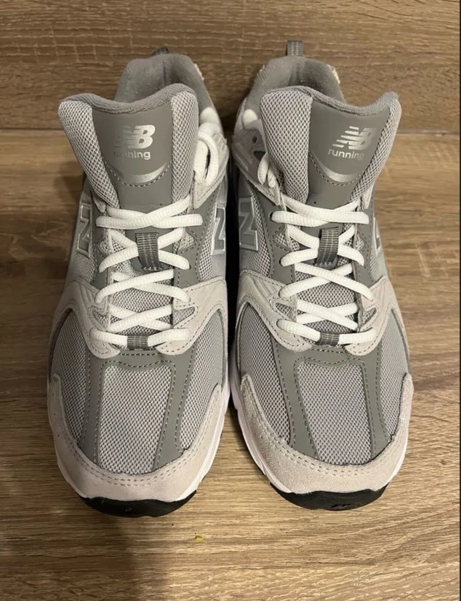 BRAND NEW LADIES NEW BALANCE 530 TRAINERS - Image 3