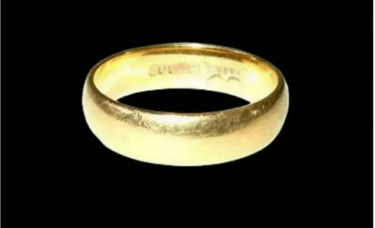 Vintage Hallmarked 18k Hallmarked Wedding Ring - Image 1