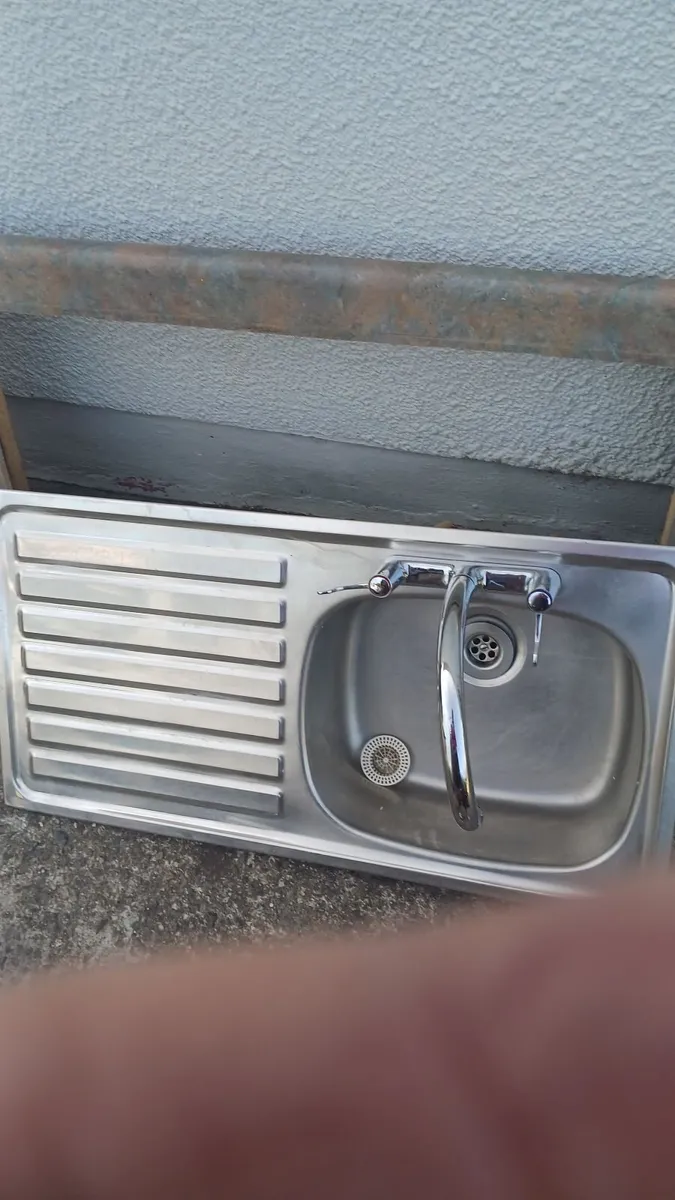 Kitchen taps and sink - Image 2