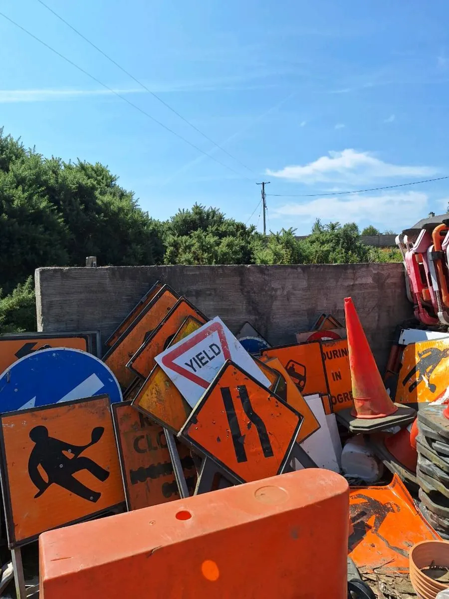 Road  cones  barriers - Image 1