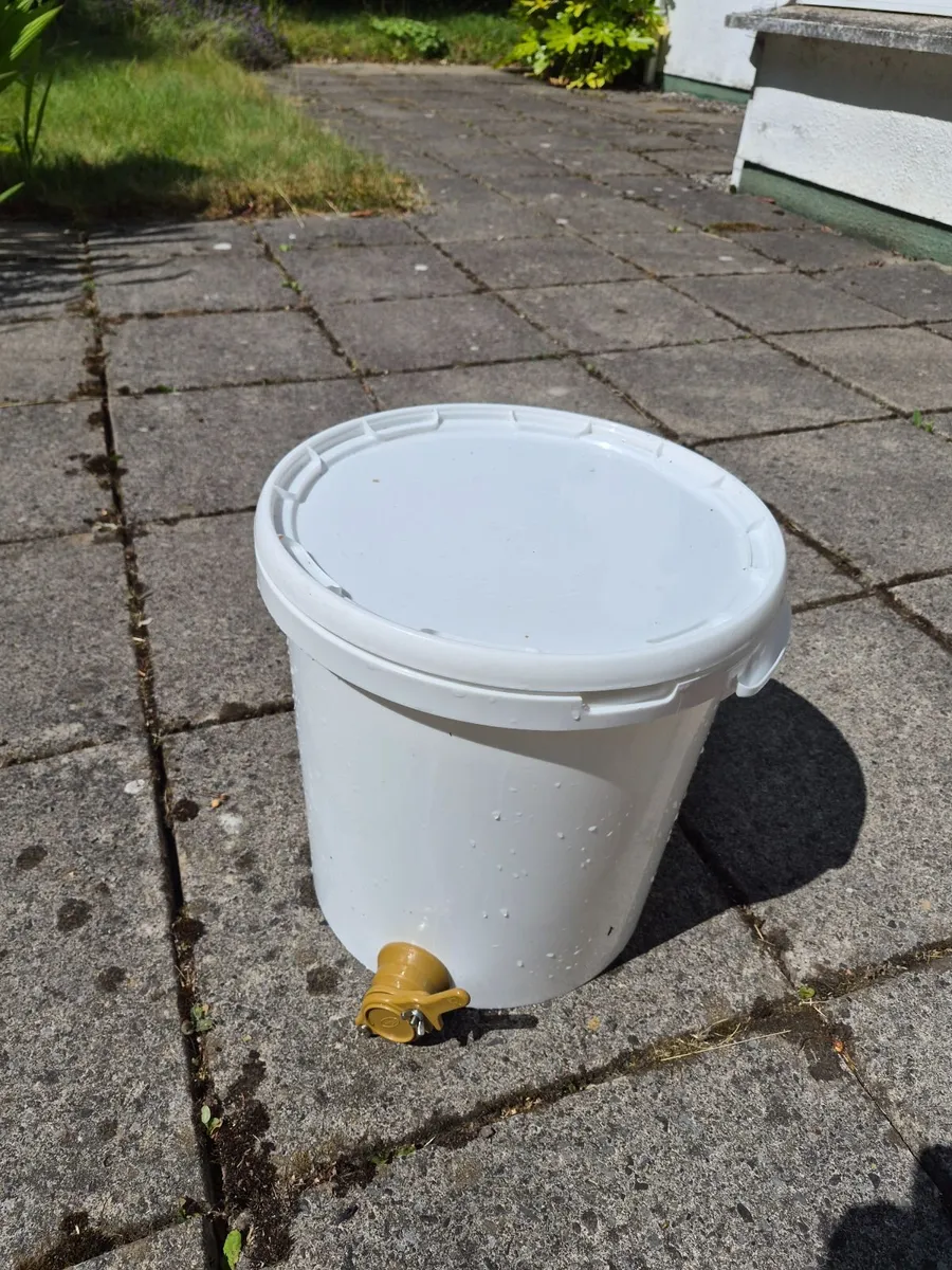 Bee equipment - Image 1