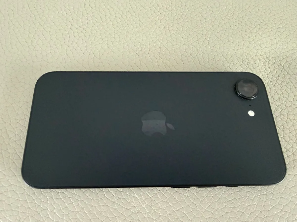 iPhone 16e 128GB THREE network - Image 2