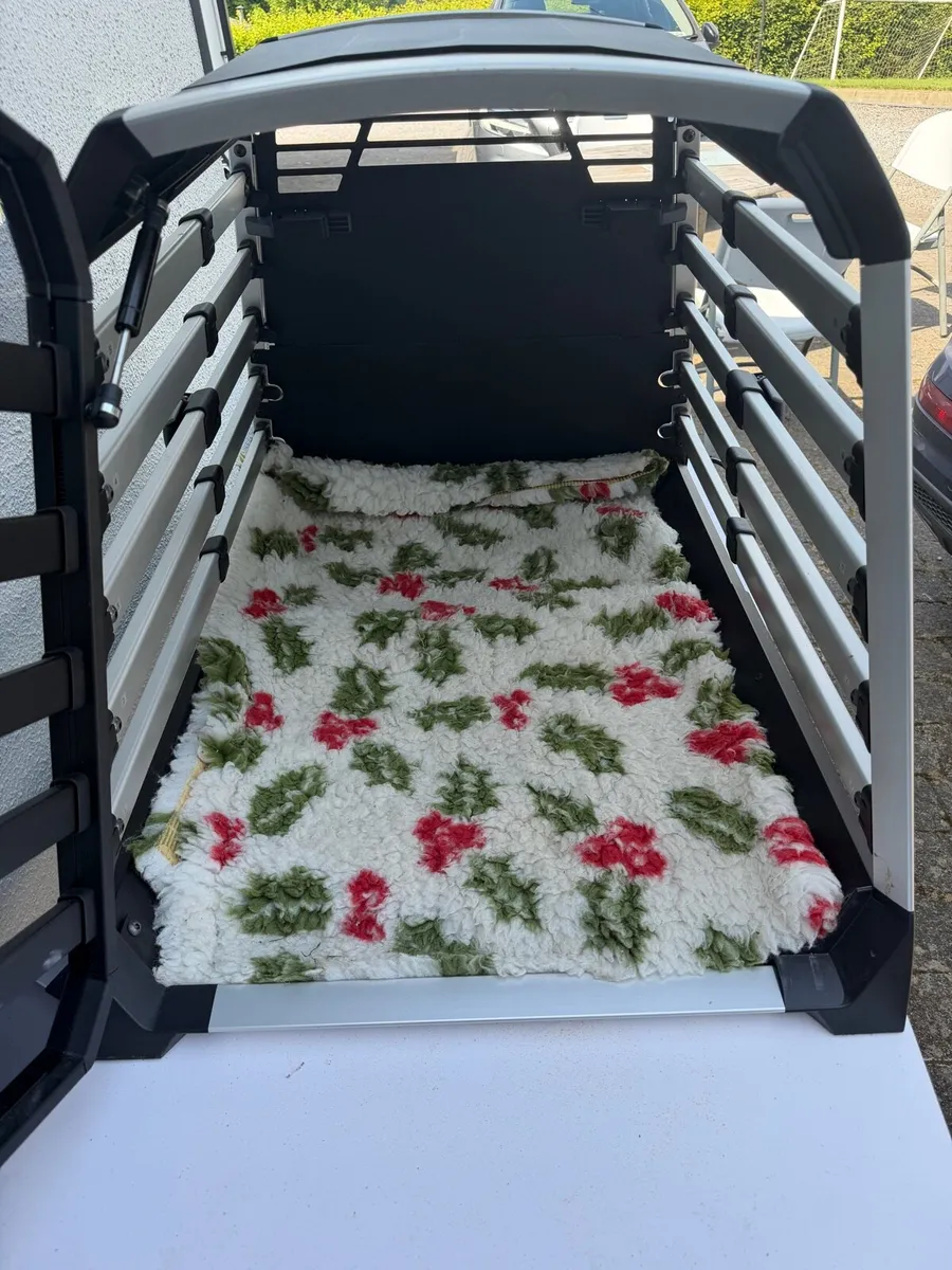 Thule Allax L dog crate for cars - Image 1