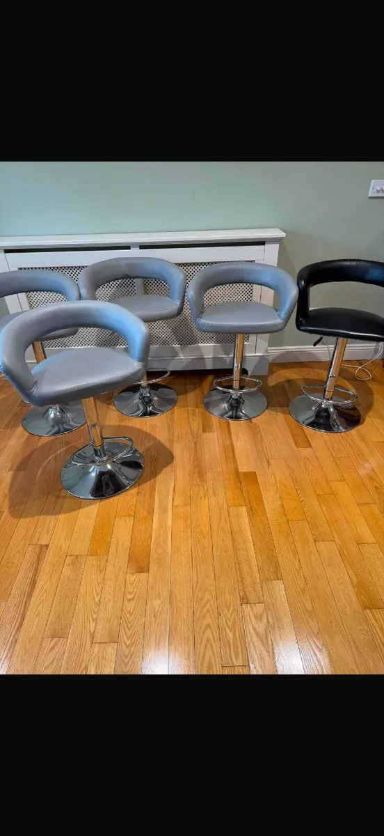5 Bar/Counter stools €200