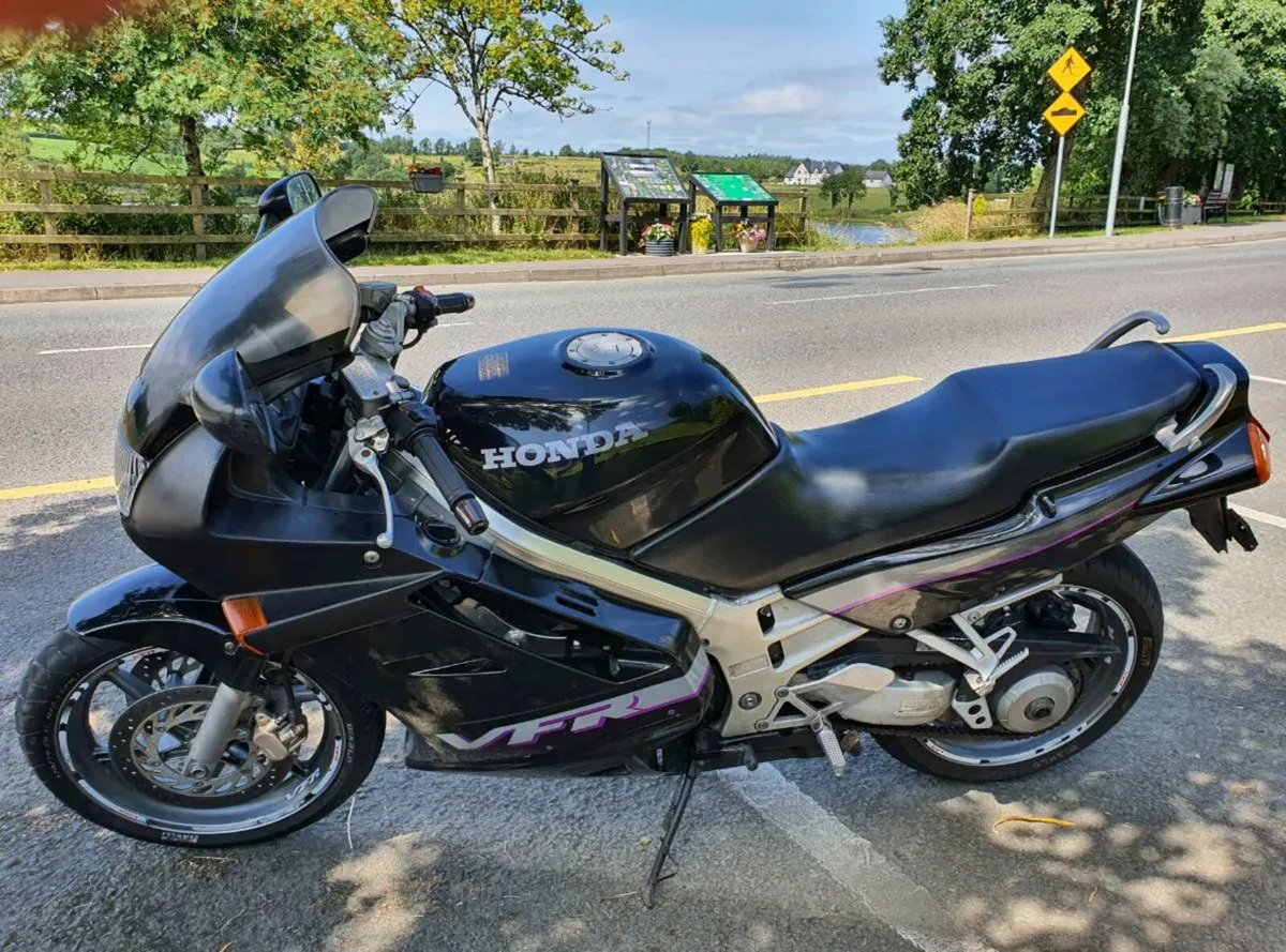 Honda VFR750 4F - Image 1