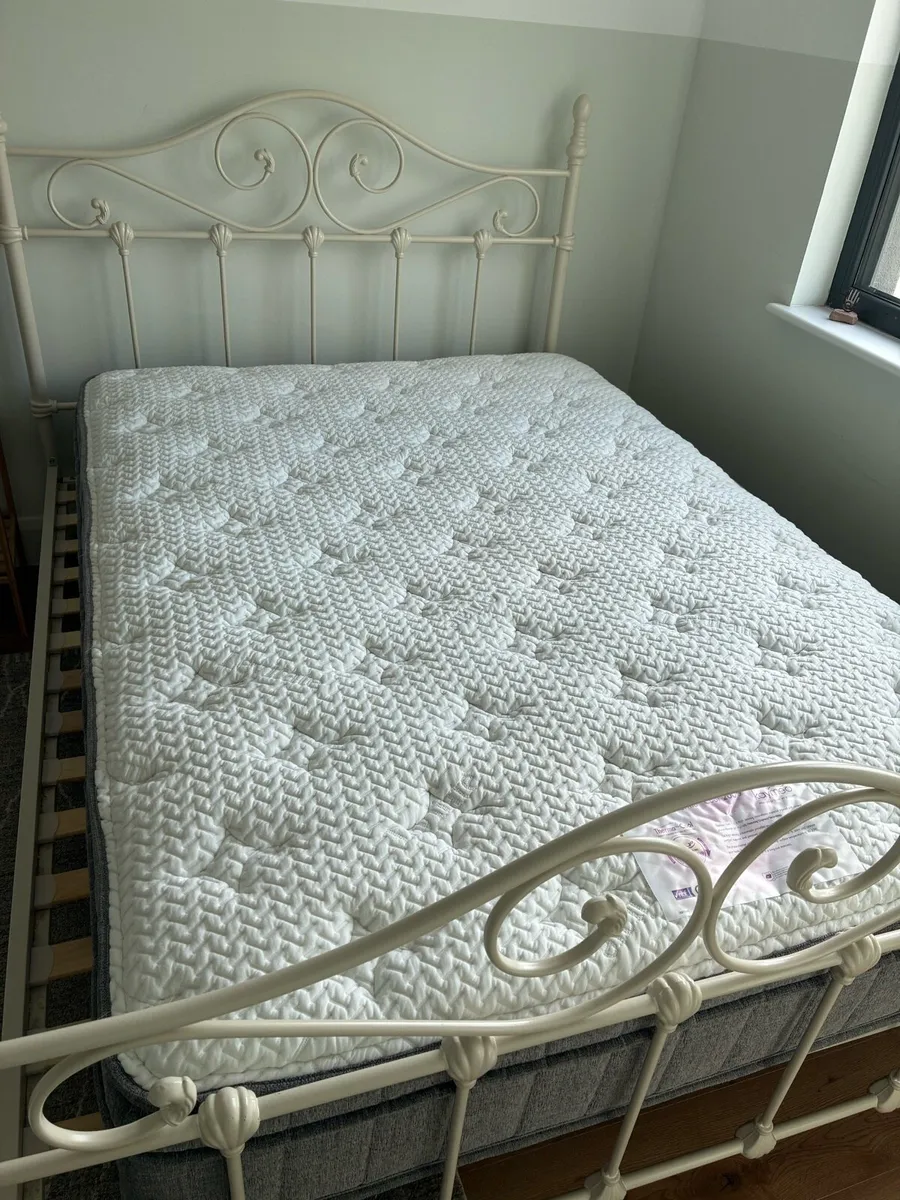 Double bed - Image 2