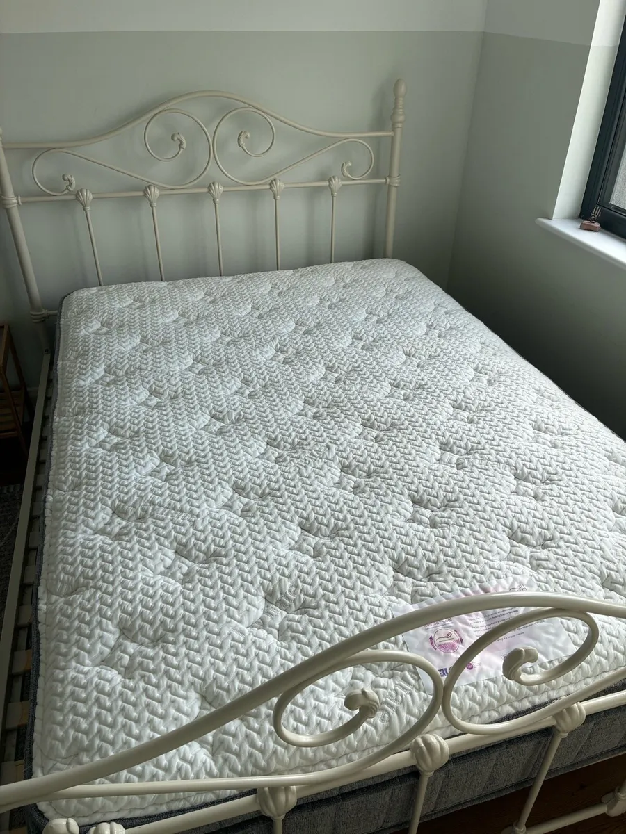 Double bed - Image 1