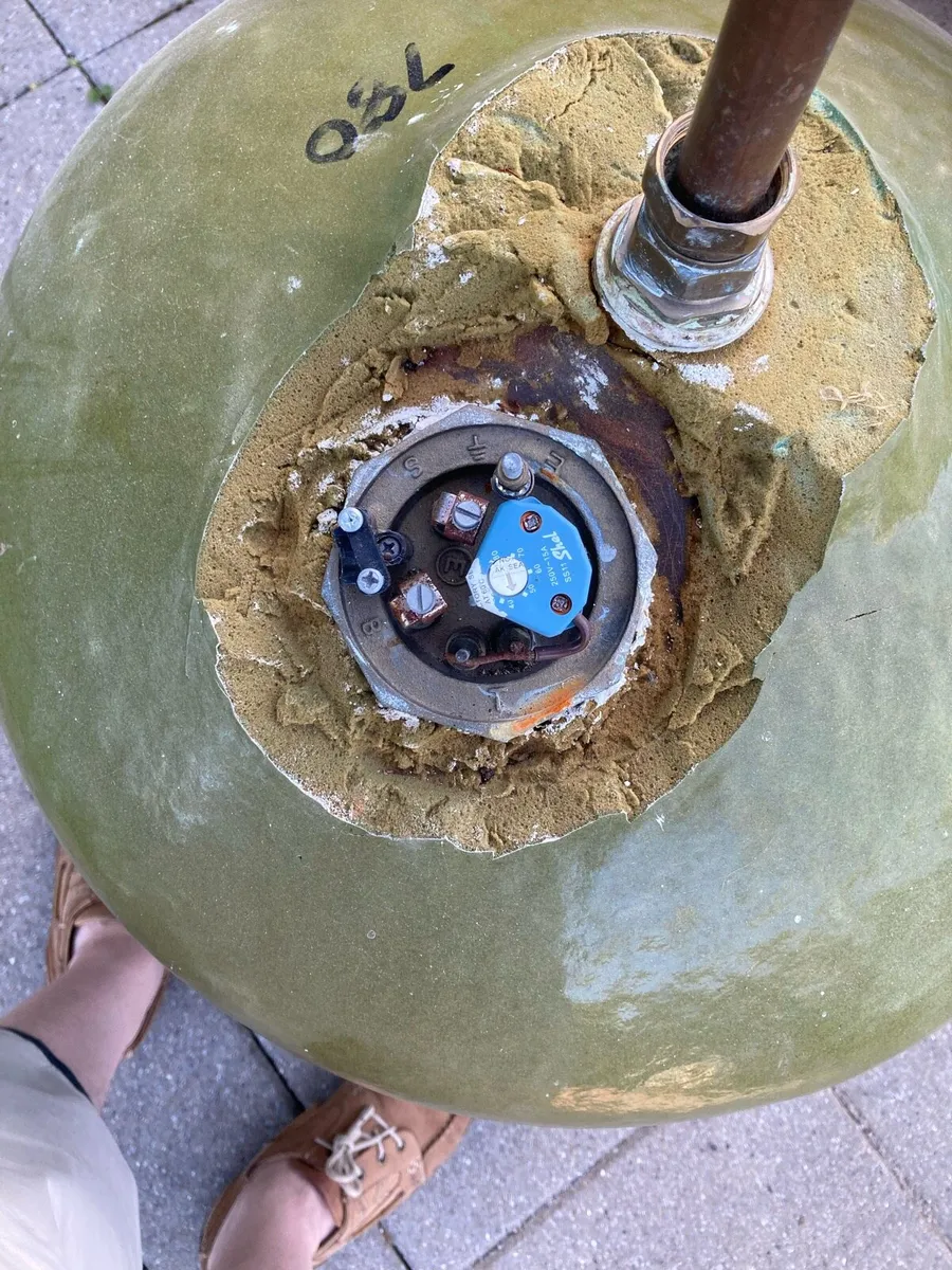 Hot water cylinder with immersion - Image 3