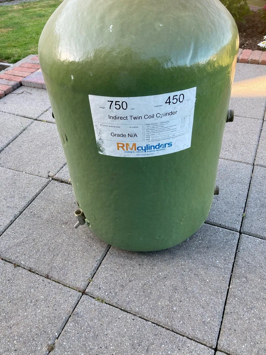 Hot water cylinder with immersion - Image 1