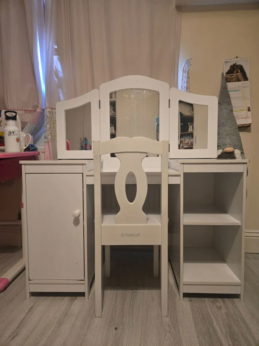 KidKraft Deluxe Childrens Vanity Mirror and Chair