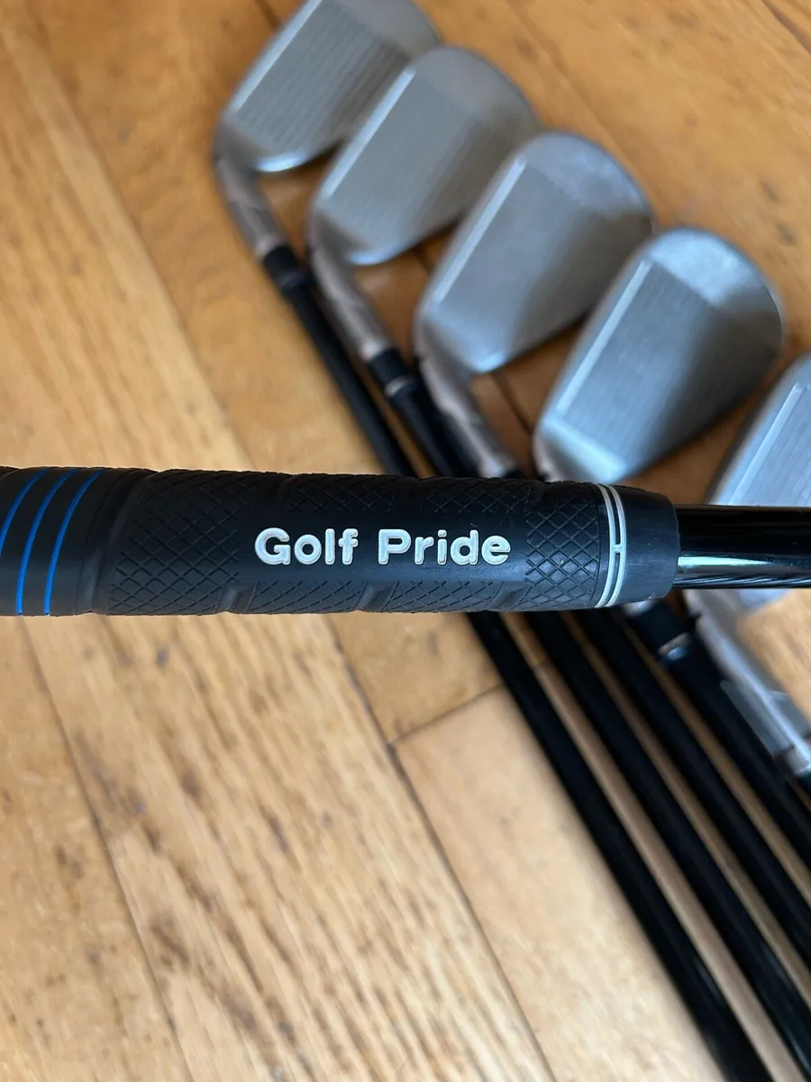 Taylormade Stealth irons 5 to PW regular graphite - Image 2