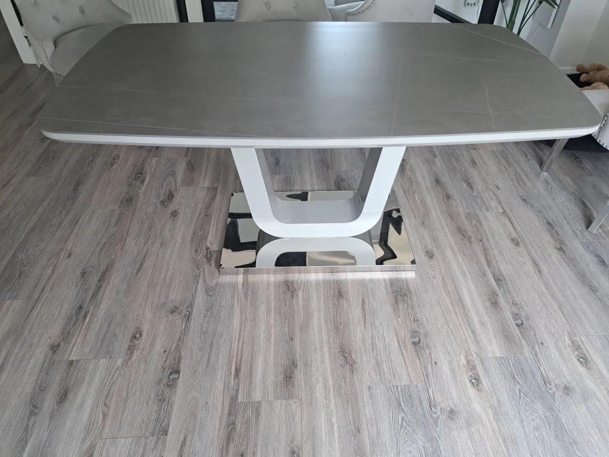 Dining table - Image 1