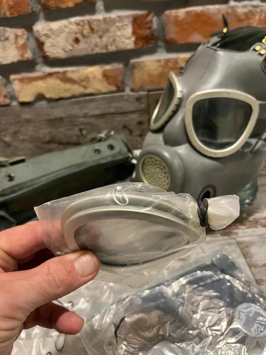 Vintage gas mask - Image 1