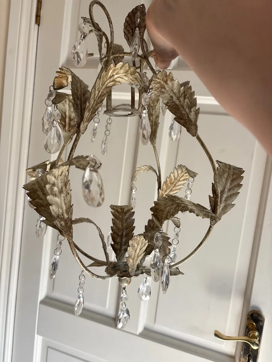 Beautiful light fitting - Image 1