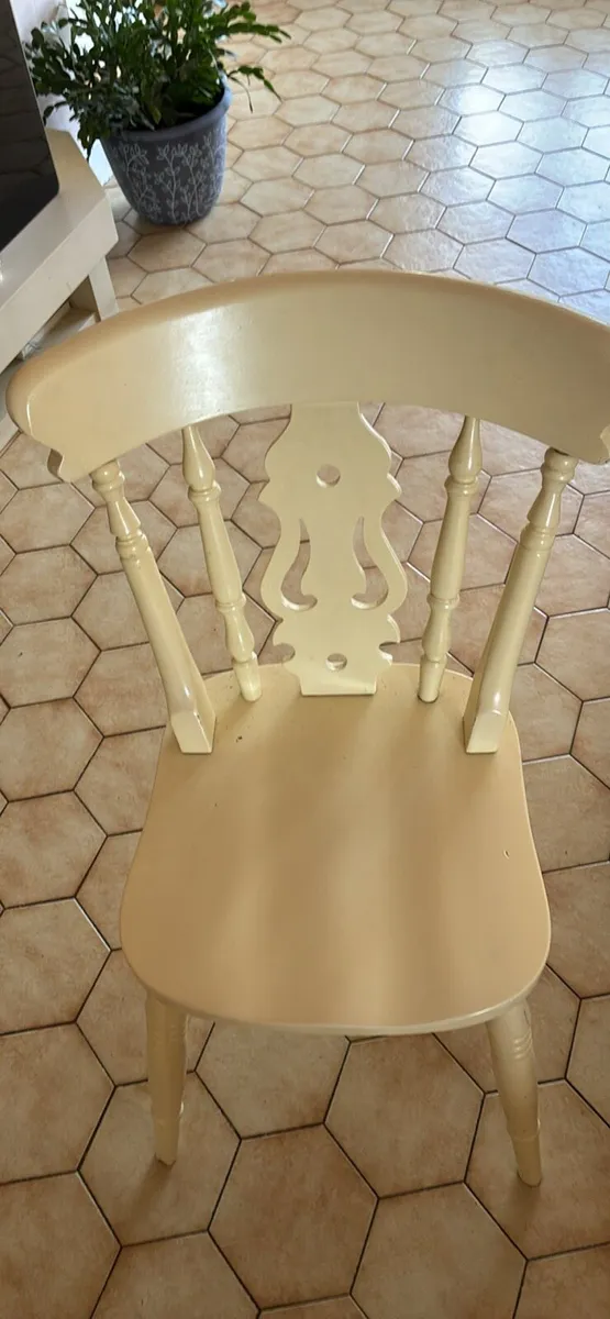 Table and chairs - Image 4