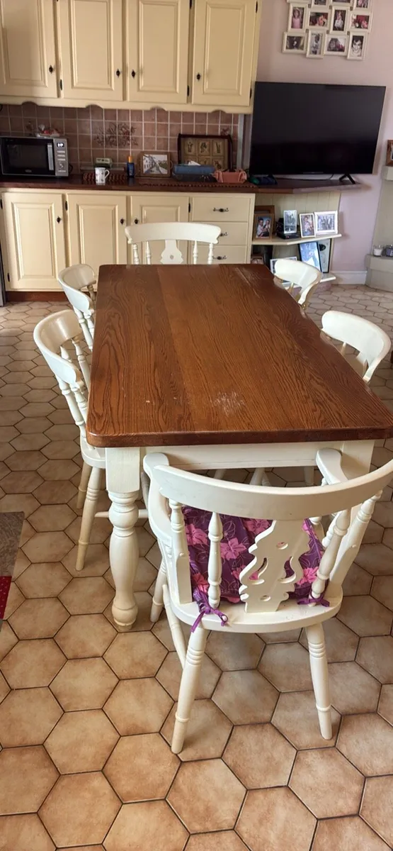 Table and chairs - Image 1