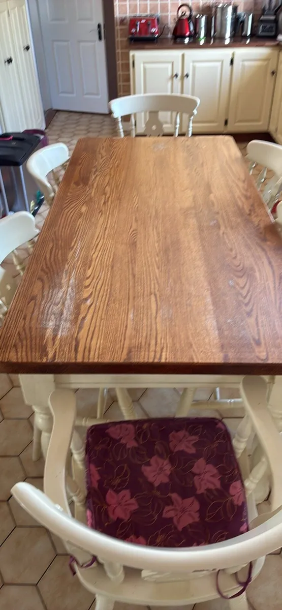 Table and chairs - Image 2