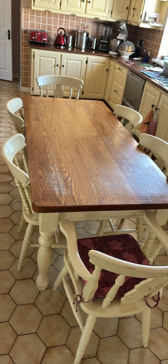 Table and chairs - Image 3