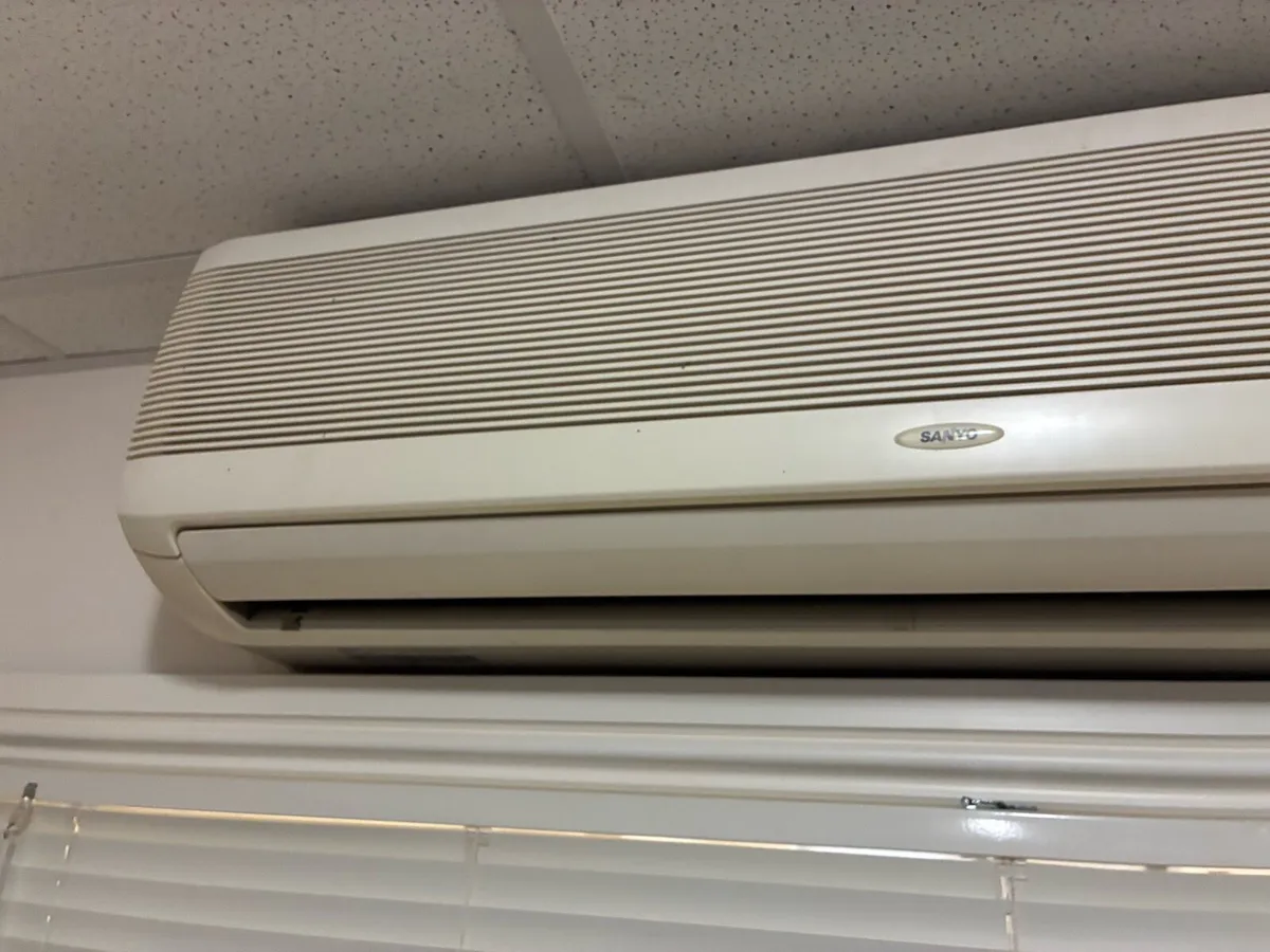 Air conditioning units wall and ceiling for sale - Image 1