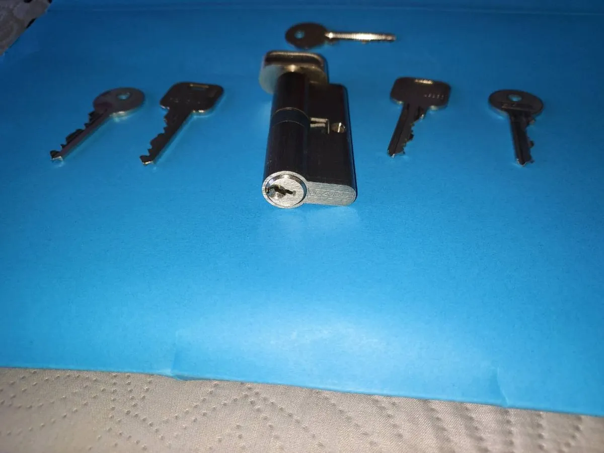 Lock and 5 Keys - Image 3
