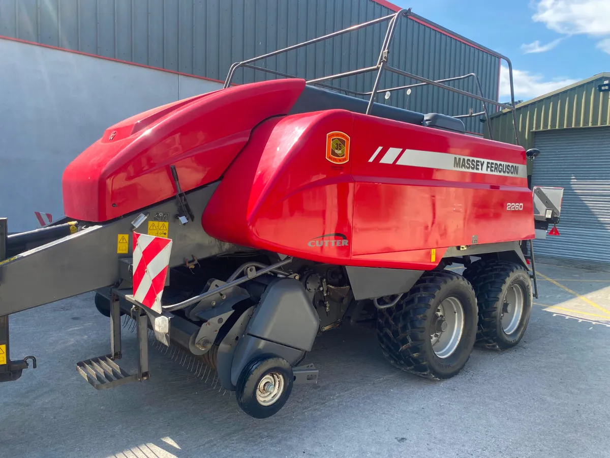 Massey square bailer 2260 - Image 1