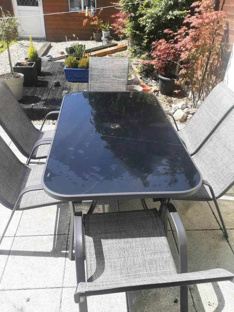 Patio table and 6 chairs - Image 1