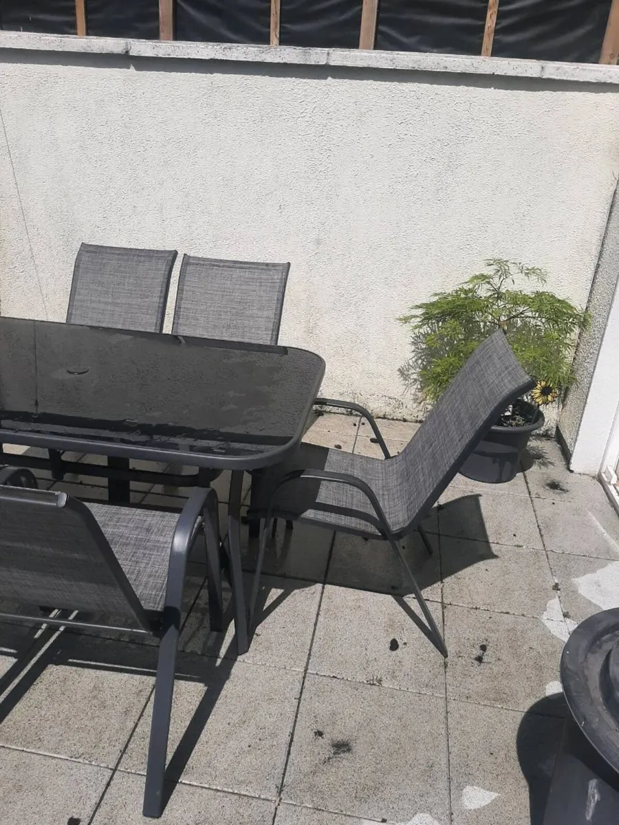 Patio table and 6 chairs - Image 2