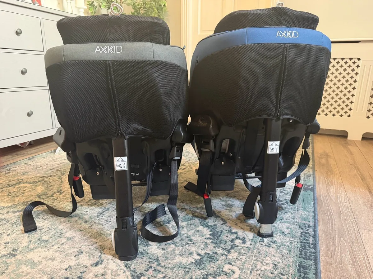 2x Axkid minikid 2 car seats - Image 2