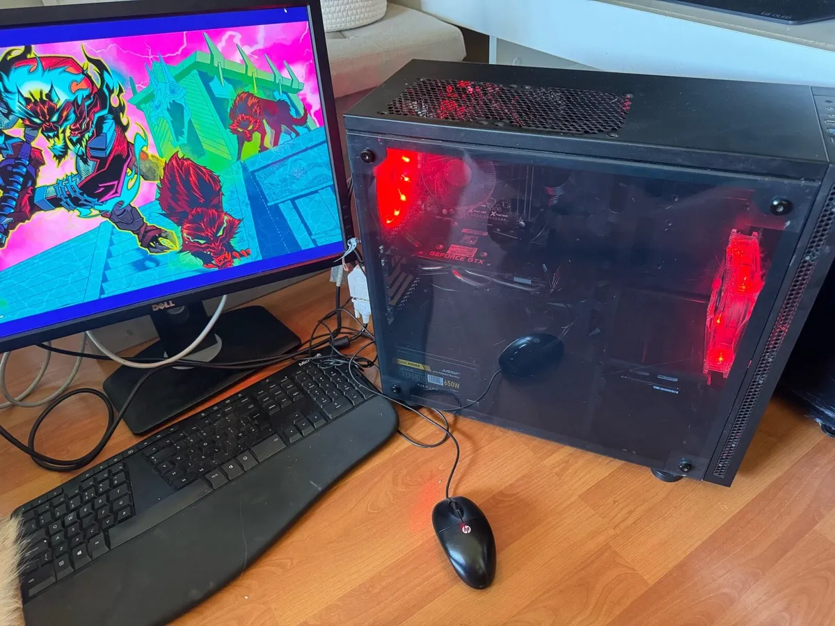 Custom gaming setup - Image 1