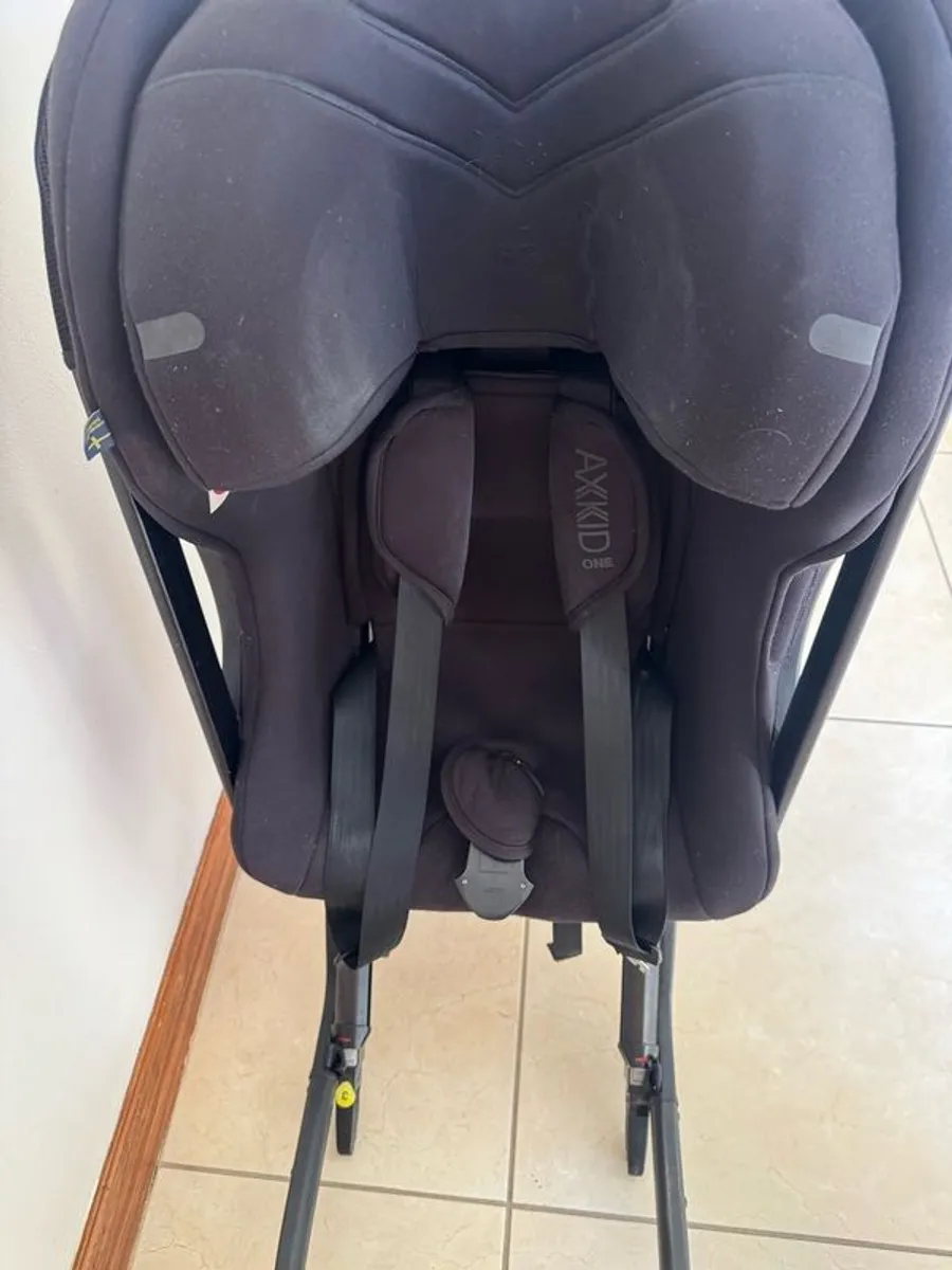 Axkid One ISOFIX rear facing car seat 0-7 years - Image 1