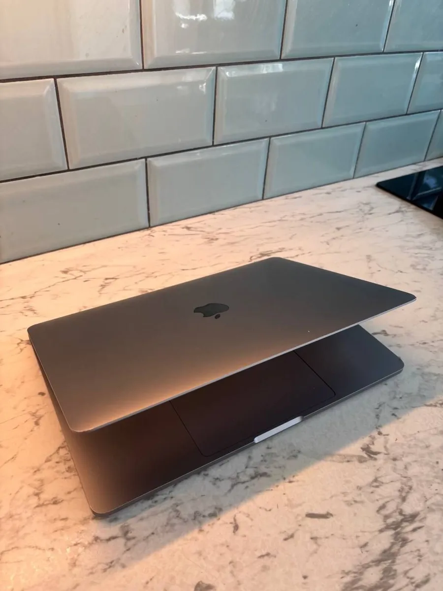 MacBook Pro 13" 2020 – i5 / 16GB / 512GB SSD - Image 1